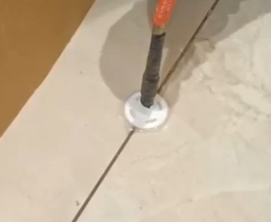 钢城瓷砖空鼓维修公司专业解答瓷砖在铺贴过程中，如果没有涂抹均匀到位的粘结材料（如水泥砂浆或瓷砖胶），可能会导致以下问题